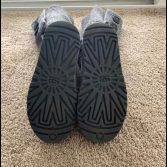 Women's Grey Knit Ugg Boots - Picture 3 of 4